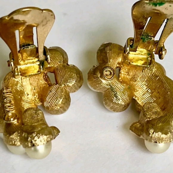 Vtg. KRAMER of NY Pearl Gold Tone Clip-on Earrings - Picture 5 of 6